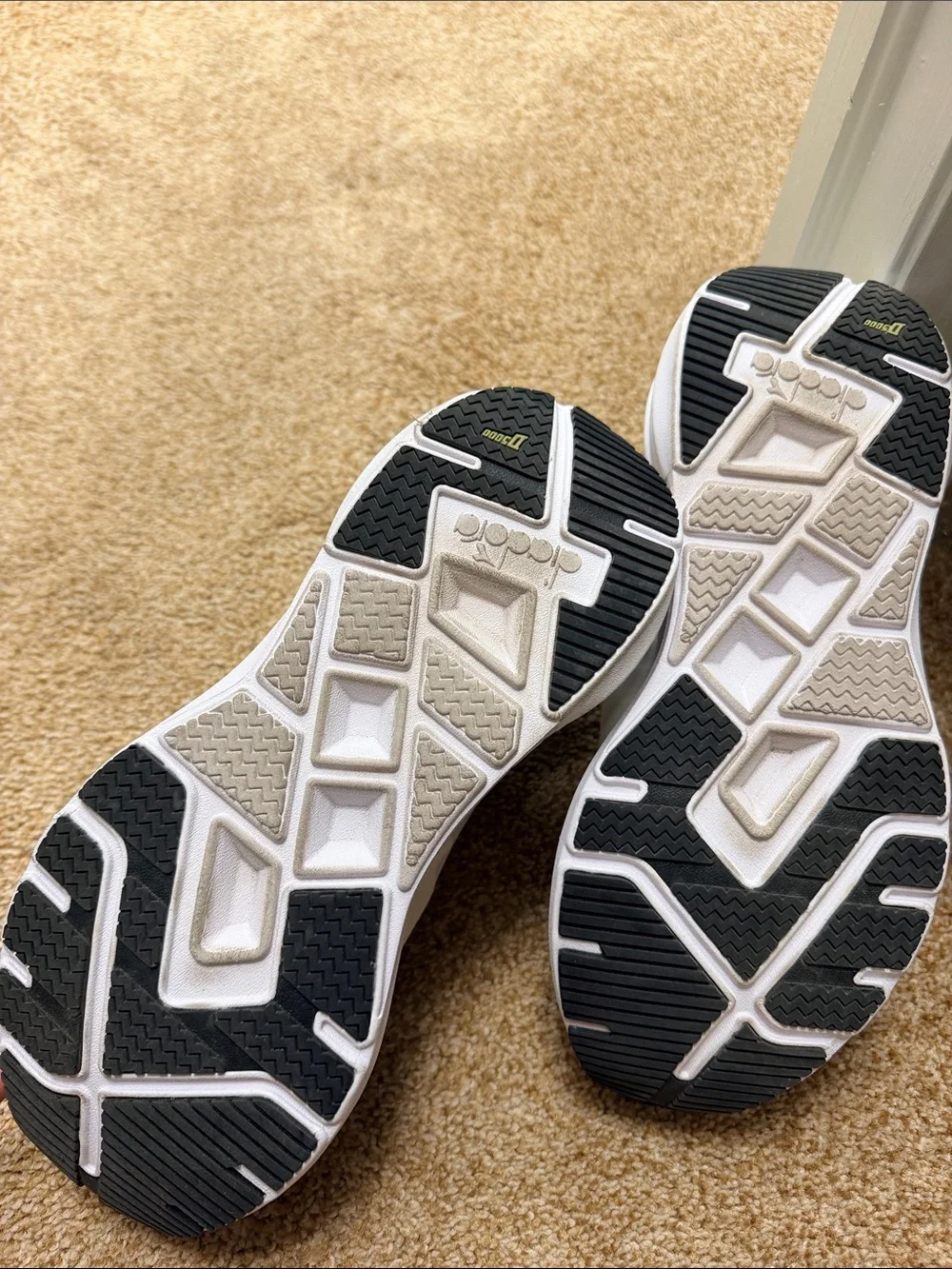 DiaDora Cellula women’s White with Light Green & Black Running Shoe size 9.5
